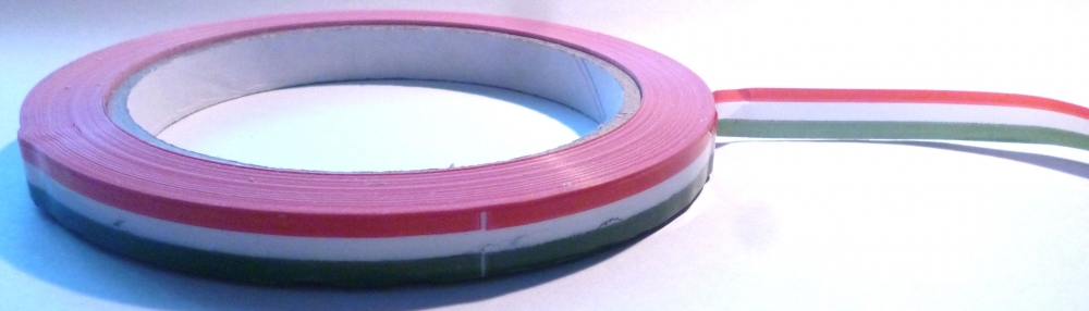 Nemzeti színű tapadó szalag PVC 9 mm-es, 10 Ft/méter  (66 méteres)